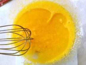 加入玉米油搅拌均匀