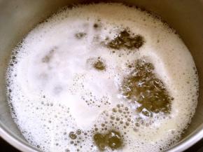 继续中火加热至煮开，之后转小火慢慢熬