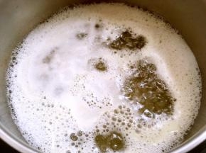 继续中火加热至煮开，之后转小火慢慢熬