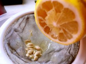 新鲜黄柠檬切开，挤出柠檬汁，过滤掉果肉跟柠檬籽，取130克备用