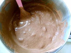 另外一份加入可可面糊中翻拌均匀，烤箱预热160度