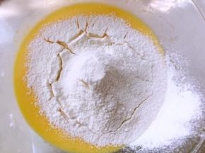 过筛低筋面粉，搅拌均匀无颗粒