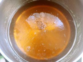 大约熬1个小时左右，糖浆成琥珀色即可关火，火的大小不同，熬的时间也会有些差别，多看看糖浆的颜色，具体时间以糖浆颜色为准