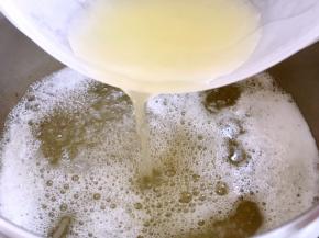 糖水煮开后，倒入柠檬汁