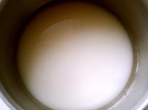 清水加砂糖放入不锈钢奶锅内