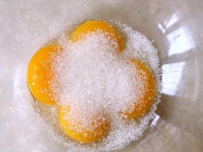 分离鸡蛋，蛋白冰箱冷藏备用，蛋黄加40克砂糖搅拌均匀