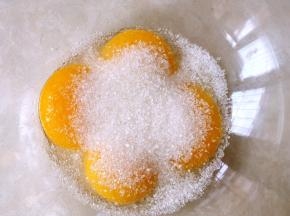 分离鸡蛋，蛋白冰箱冷藏备用，蛋黄加40克砂糖搅拌均匀