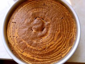 之后再轻轻磕几下，震出气泡，入烤箱160度烤40分钟