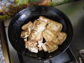 煎到双面都黄了即可。我这个火大了