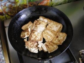 煎到双面都黄了即可。我这个火大了