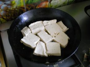 豆腐切厚厚的片 ，锅热，油热下豆腐