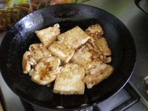 撒上盐加点糖，放二勺水