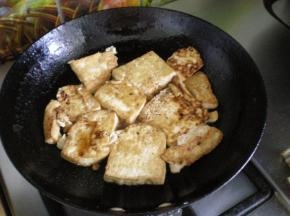 撒上盐加点糖，放二勺水