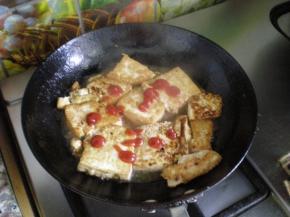 准备好的番茄酱撒在豆腐块上翻一下，出锅即可