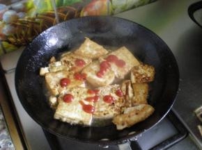 准备好的番茄酱撒在豆腐块上翻一下，出锅即可