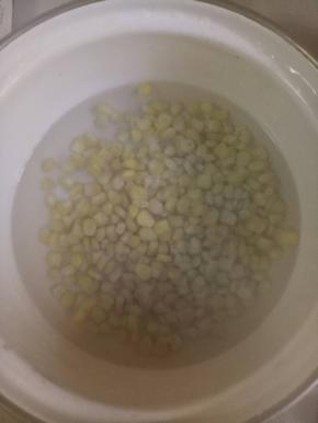 玉米焯水捞出，放凉备用