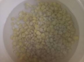 玉米焯水捞出，放凉备用