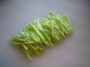 黄瓜削皮切成丝