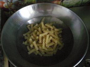 温水就把意粉放进锅里