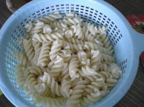 捞出来冲一下，或者不用水冲都可以，急着吃就冲水了