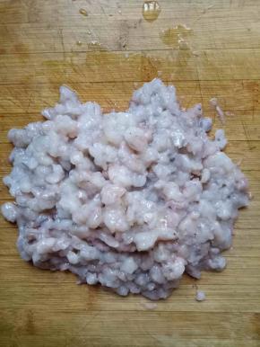 虾仁从第二，第三节处挑出虾线，沥干水份，切成小段备用（也可以剁成虾泥）