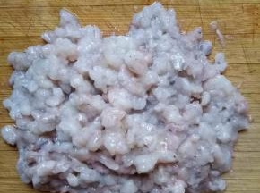 虾仁从第二，第三节处挑出虾线，沥干水份，切成小段备用（也可以剁成虾泥）