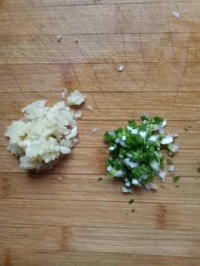 葱切葱花，姜切碎备用