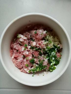 肉泥里加入姜，葱花
