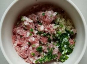 肉泥里加入姜，葱花