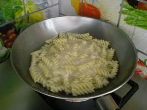 一般意粉的外包装上都会写煮几分钟。这面需要煮10分钟可以煮好