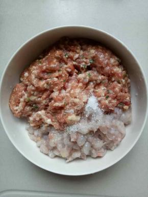 加入鸡精1小勺，盐2小勺