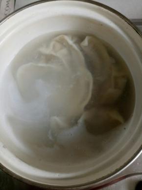 烧一锅开水，放入盐1小勺，防止溢锅，放入水饺，用铲子铲一下，防止粘锅底，大火烧开，水饺浮起来，再加入冷水1小碗，再次烧开，焖一会儿即可