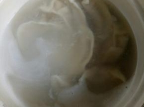 烧一锅开水，放入盐1小勺，防止溢锅，放入水饺，用铲子铲一下，防止粘锅底，大火烧开，水饺浮起来，再加入冷水1小碗，再次烧开，焖一会儿即可