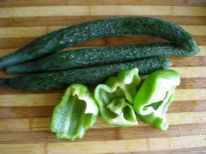 把黄瓜和大辣椒洗干净，控下水