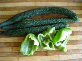 把黄瓜和大辣椒洗干净，控下水