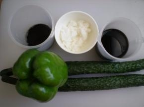 备齐制作小咸菜的食材