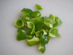 大辣椒用手掰成小块。吃起来方便腌起来味道也好。