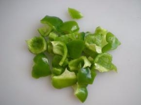 大辣椒用手掰成小块。吃起来方便腌起来味道也好。