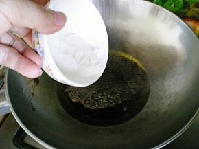 辣椒油、花椒油、生抽、老醋，老抽、加白糖、混合好，倒在锅里煮开放凉备用