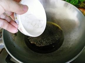 辣椒油、花椒油、生抽、老醋，老抽、加白糖、混合好，倒在锅里煮开放凉备用