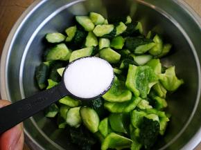 把黄瓜和大辣椒全部放在盆子里边，然后撒上腌