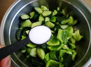 把黄瓜和大辣椒全部放在盆子里边，然后撒上腌