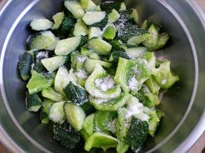 撒好腌盖上腌二个小时