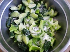 撒好腌盖上腌二个小时