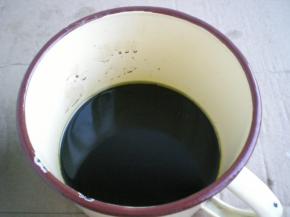 把煮好的料汁放在容器里