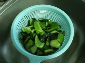 腌好的菜，放在漏水的篮子里冲洗下表面的盐