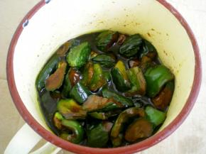 放冰箱里腌一会就可以吃了。吃的时候弄出来一盘。然后在冰箱里保存。