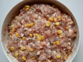 再加上玉米粒拌匀，馅儿就做好了