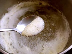 熬的过程中，会有许多白色泡沫，可以用小勺轻轻的沿着锅壁清理掉，不要搅拌糖浆