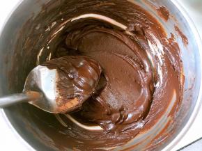 冷水加可可粉搅拌均匀，活成可可酱备用